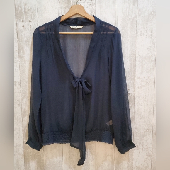 💚5/$25 NWT Sheer Dark Navy Blue Tie-Front Long Sleeve Blouse Size Medium - Picture 4 of 8